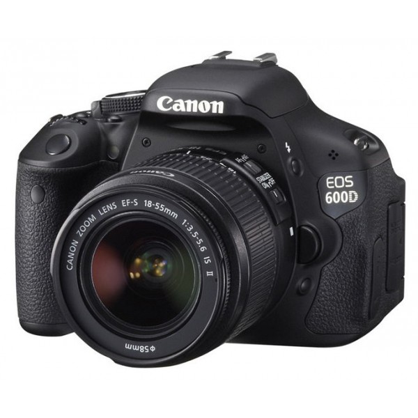 Canon EOS 600D su objektyvu.