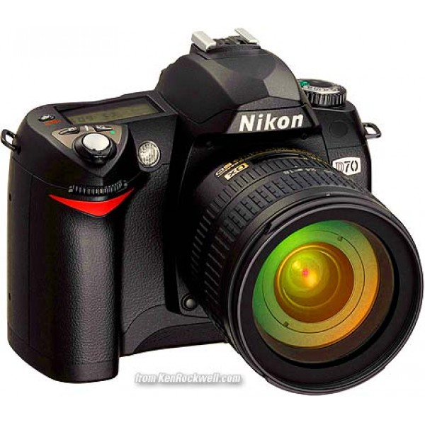 Nikon D70 su 3 objektyvais.